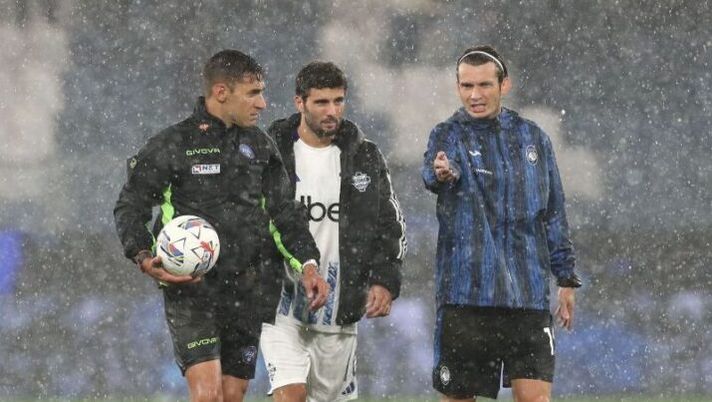 BERGAMO, ITALY - SEPTEMBER 23: Referee Fabiano Preti, Marten De Roon captain of Atalanta BC and Patrick Cutrone captain of Como 1907 inspect the pitch under heavy rain before the start of the Serie A match between Atalanta BC and Como 1907 at Gewiss Stadium on September 23, 2024 in Bergamo, Italy. (Photo by Marco Luzzani/Getty Images) BREAKING – Ancora pioggia: la gara Atalanta-Como è rinviata, ecco quando si giocherà - immagine 1