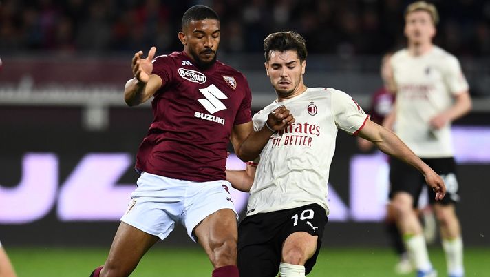 TURIN, ITALY - APRIL 10: Brahim Diaz of AC Milan competes for the ball with Bremer of Torino FC during the Serie A match between Torino FC v AC Milan on April 10, 2022 in Turin, Italy. (Photo by Claudio Villa/AC Milan via Getty Images)