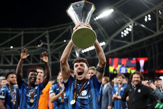 Dublino, Irlanda - 22 maggio 2024: Matteo Ruggeri col trofeo dell'Europa League. (Foto di Alex Grimm/Getty Images) L’ex Atalanta Ruggeri all’Atlético Madrid, è ufficiale: il comunicato del club- immagine 2