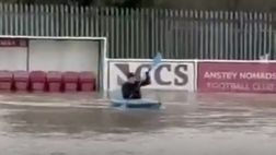 Il campo è completamente allagato: il presidente del club lo attraversa in canoa!