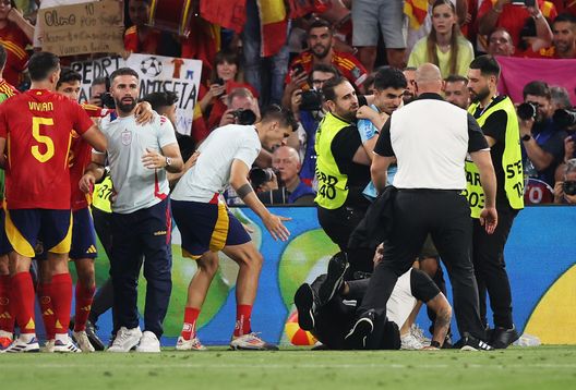 Alvaro Morata 'infortunato' dallo steward a fine partita(Photo by Alex Grimm/Getty Images) Sangue rojo, altro che bleu- immagine 2