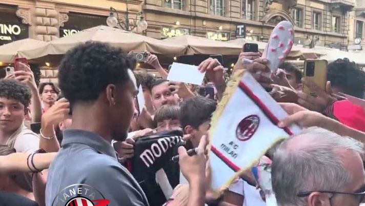 Milan, entusiasmo senza limiti dei tifosi per Nkunku e Odogu - immagine 1