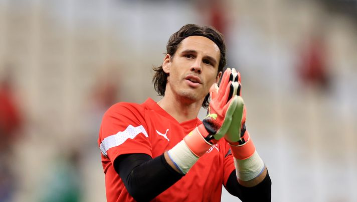 LUSAIL CITY, QATAR - DECEMBER 06: Yann Sommer of Switzerland warms up prior to the FIFA World Cup Qatar 2022 Round of 16 match between Portugal and Switzerland at Lusail Stadium on December 06, 2022 in Lusail City, Qatar. (Photo by Buda Mendes/Getty Images) Inter, Sommer in arrivo dopo l’addio di Onana: da sistemare gli ultimi dettagli - immagine 1