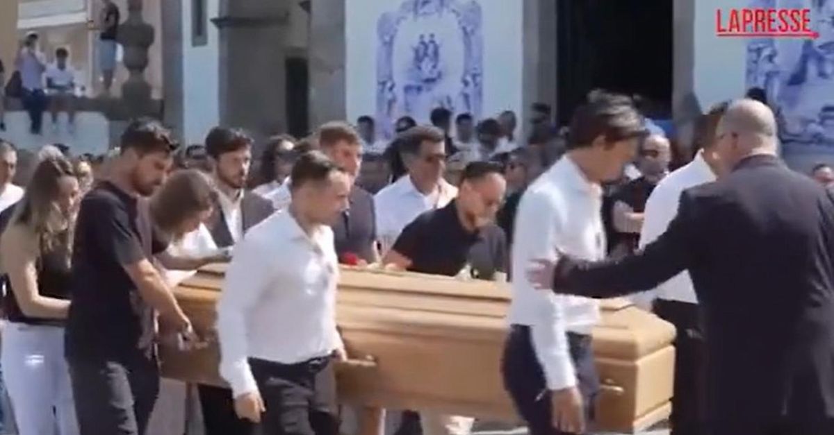 video funerali diego jota ruben neves porta la bara insieme alla moglie