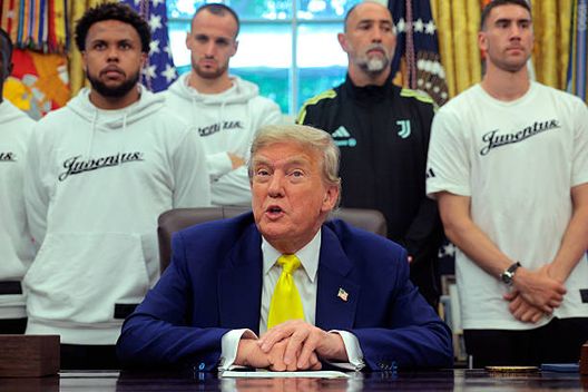 I giocatori alle spalle del presidente. (Photo by Chip Somodevilla/Getty Images) I retroscena della Juventus in visita da Trump tra facce imbarazzate e domande scomode- immagine 2