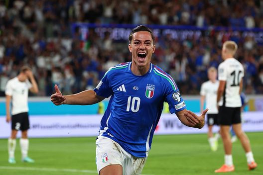 Giacomo Raspadori dell'Italia esulta dopo aver segnato il terzo gol della sua squadra durante la partita di qualificazione alla Coppa del Mondo FIFA 2026 tra Italia ed Estonia allo Stadio di Bergamo il 5 settembre 2025 a Bergamo, Italia. (Foto di Giuseppe Cottini/Getty Images) Italia-Estonia, Raspadori: “Stasera volevamo vincere, abbiamo giocato all’attacco”- immagine 2