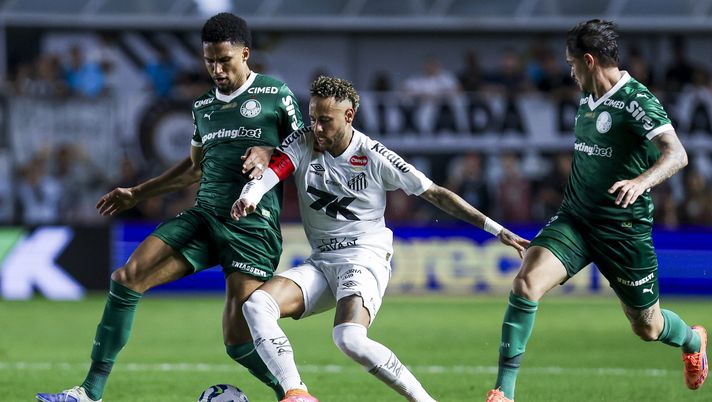 SANTOS, BRAZIL - NOVEMBER 15: Neymar Junior of Santos (C) competes for the ball with Murilo of Palmeiras and Raphael Veiga of Palmeiras during the Brasileirao 2025 match between Santos and Palmeiras at Estadio Urbano Caldeira on November 15, 2025 in Santos, Brazil. (Photo by Ricardo Moreira/Getty Images) Brasileirao, Santos-Mirassol: dove vedere la gara gratis in streaming - immagine 1