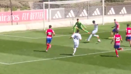 Enzo Alves, figli di Marcelo, dà spettacolo: pazzesco assist "alla Guti" con il Real Madrid U19 (Fonte Video Account X Real Madrid Fabrica) Enzo Alves, figli di Marcelo, dà spettacolo: pazzesco assist 'alla Guti' con il Real Madrid U19 (Fonte Video Account X Real Madrid Fabrica)