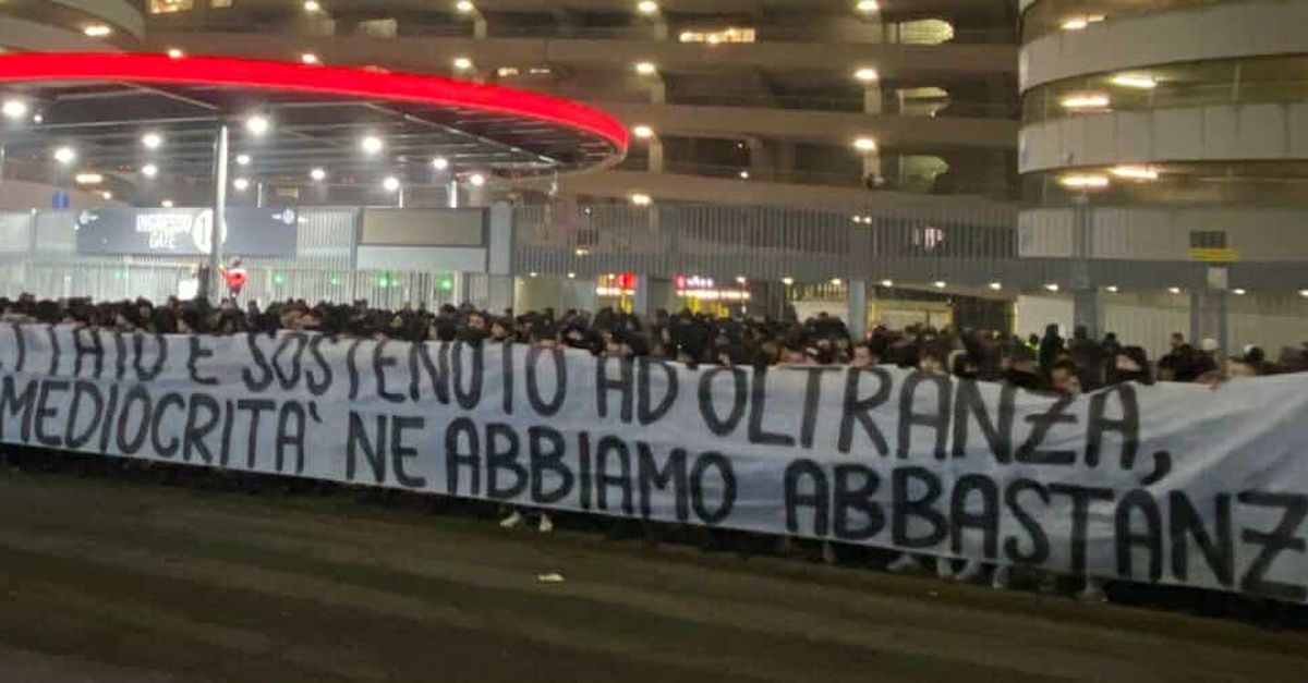 Milan, Curva Sud: “Ne abbiamo abbastanza della mediocrità” | PM NEWS