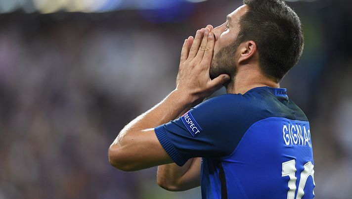 PARIS, FRANCE - JULY 10: Andre-Pierre Gignac of France reacts after his shot on goal hits the post during the UEFA EURO 2016 Final match between Portugal and France at Stade de France on July 10, 2016 in Paris, France. (Photo by Michael Regan/Getty Images) Gignac, prima espulsione in carriera a 40 anni e a 5 mesi dal ritiro: esce da un club esclusivo di calciatori - immagine 1