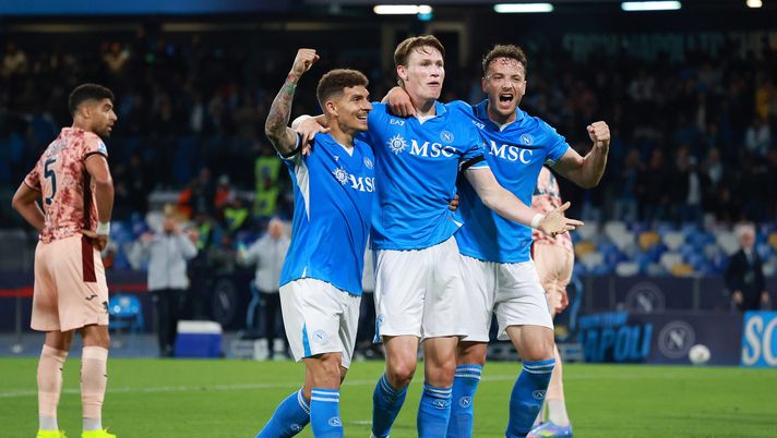NAPLES, ITALY - APRIL 27: Scott McTominay of Napoli celebrates with Giovanni Di Lorenzo and Amir Rrahmani after scoring his side second goal during the Serie A match between Napoli and Torino at Stadio Diego Armando Maradona on April 27, 2025 in Naples, Italy. (Photo by Francesco Pecoraro/Getty Images) difesa napoli