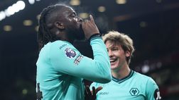 Chi è Tolu Arokodare, il gigante nigeriano che segna e beve il tè
