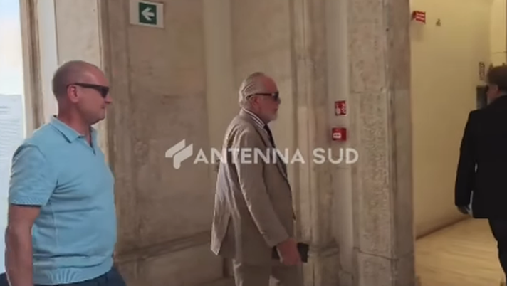 Perquisizioni della Guardia di Finanza alla Filmauro: l’arrivo di De Laurentiis VIDEO Perquisizioni della Guardia di Finanza alla Filmauro: l’arrivo di De Laurentiis VIDEO - immagine 1