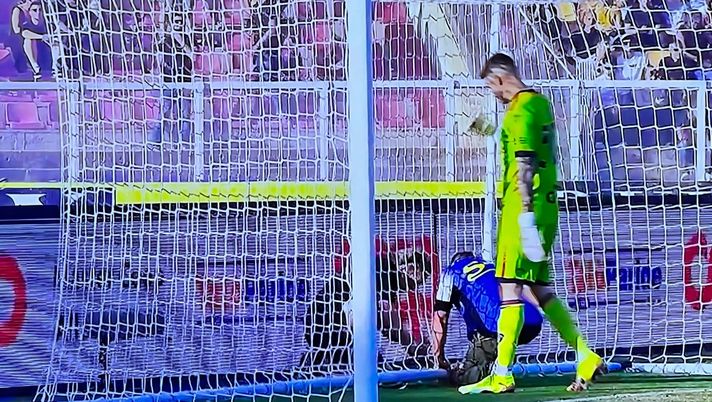 Lecce-Napoli, gravi proteste dei tifosi salentini al Via del Mare: partita sospesa - immagine 1