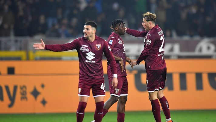 TURIN, ITALY - FEBRUARY 20: Wilfried Singo of Torino FC celebrates a goal with team mate Mergim Vojvoda during the Serie A match between Torino FC and US Cremonese at Stadio Olimpico di Torino on February 20, 2023 in Turin, . (Photo by Valerio Pennicino/Getty Images) ToroPreview, verso Torino-Bologna: “Ultima chiamata per il settimo posto?” - immagine 1