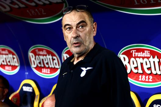 L’allenatore della Lazio Maurizio Sarri osserva il campo prima della partita di Serie A TIM tra US Lecce e SS Lazio allo Stadio Via del Mare il 20 agosto 2023 a Lecce, Italia. (Foto di Maurizio Lagana/Getty Images) Lazio, paura per Maurizio Sarri: ricoverato dopo un malore a fine allenamento- immagine 2