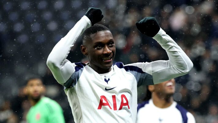 FRANKFURT AM MAIN, GERMANY - JANUARY 28: Randal Kolo Muani of Tottenham Hotspur celebrates scoring his team's first goal with teammates during the UEFA Champions League 2025/26 League Phase MD8 match between Eintracht Frankfurt and Tottenham Hotspur at Frankfurt Stadion on January 28, 2026 in Frankfurt am Main, Germany. (Photo by Alex Grimm/Getty Images) Romano – Juve, contatti avviati per Kolo Muani! Perché stavolta si può fare e cosa è successo a gennaio - immagine 1
