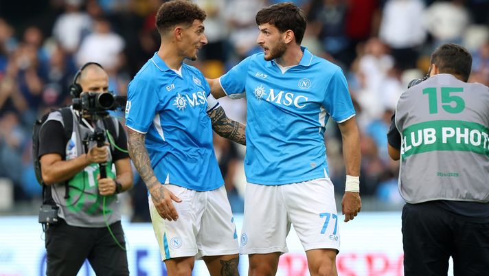 NAPLES, ITALY - OCTOBER 26: Giovanni Di Lorenzo and Khvicha Kvratskhelia of Napoli celebrates after the Serie A match between Napoli and Lecce at Stadio Diego Armando Maradona on October 26, 2024 in Naples, Italy. (Photo by Francesco Pecoraro/Getty Images) A Napoli i nostalgici dello spettacolo, ma oggi si festeggiano gli 1-0: il motivo - immagine 1