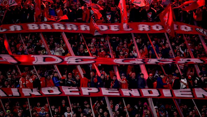 AVELLANEDA, ARGENTINA - AUGUST 09: Fans of Independiente cheer for their team prior to a Torneo Clausura Betano 2025 match between Independiente and River Plate at Estadio Libertadores de América on August 09, 2025 in Avellaneda, Argentina. (Photo by Marcelo Endelli/Getty Images) Independiente-Lanus: lo streaming gratis del match - immagine 1