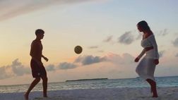 VIDEO / La fidanzata di Niccolò Pisilli incanta tutti con i palleggi sulla spiaggia