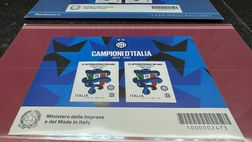 VIDEO FCIN1908 / Francobolli e cartoline: ecco la cartella filatelica dedicata all’Inter Campione d’Italia