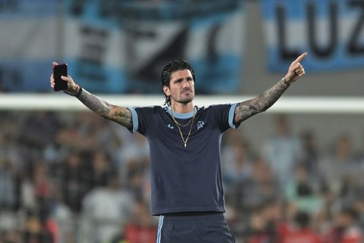 Rodrigo De Paul ispeziona il campo prima delle qualificazioni sudamericane della Coppa del mondo FIFA 2026 tra Argentina e Brasile all'Estadio Más Monumental Antonio Vespucio Liberti il 25 marzo 2025 a Buenos Aires, Argentina. (Foto di Marcelo Endelli/Getty Images) De Paul, serata da incorniciare: primo gol e qualificazione ai quarti di Leagues Cup con l’Inter Miami - immagine 1