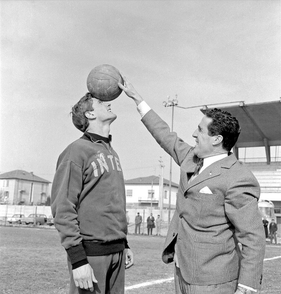 Milano - primi anni '60 - Helenio Herrera e Giacinto Facchetti dell'FC Internazionale durante un allenamento Luci a San Siro: la top 5 degli allenatori più vincenti del derby della Madonnina- immagine 3