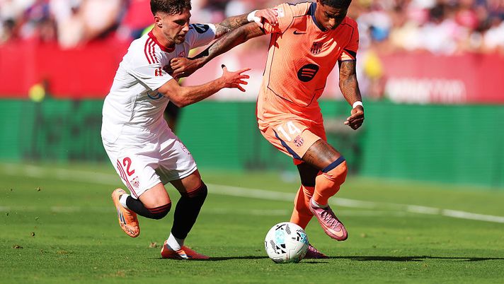 SEVILLE, SPAIN - OCTOBER 05: Marcus Rashford of FC Barcelona is challenged by Jose Angel Carmona of Sevilla FC during the LaLiga EA Sports match between Sevilla FC and FC Barcelona at Estadio Ramon Sanchez Pizjuan on October 05, 2025 in Seville, Spain. (Photo by Fran Santiago/Getty Images) Barcellona-Siviglia, statistiche e precedenti tra le due squadre spagnole - immagine 1