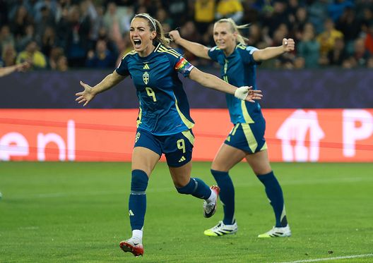 Lucerne, Svizzera - 8 luglio 2025: Kosovare Asllani esulta dopo aver segnato contro la Polonia. (Foto di Eddie Keogh/Getty Images) Svezia-Inghilterra, dove vedere la partita in diretta tv e streaming live- immagine 2