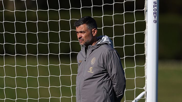 CAIRATE, ITALY - MARCH 31: Head coach AC Milan Sergio Conceicao looks on during AC Milan training session at Milanello on March 31, 2025 in Cairate, Italy. (Photo by Claudio Villa/AC Milan via Getty Images)  Leao