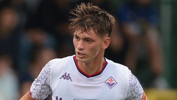 MILAN, ITALY - SEPTEMBER 16: Christian Biagetti of ACF Fiorentina tussles with Daniele Quieto of Internazionale during the Primavera 1 match between FC Internazionale and ACF Fiorentina at Konami Youth Development Center on September 16, 2023 in Milan, Italy. (Photo by FC Internazionale/Inter via Getty Images) Biagetti