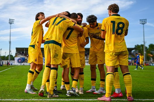 PAVIA, ITALY - SEPTEMBER 14: Gioele Perina of Milan Futuro (2nd from left) celebrates with his team-mates after scoring his team's second goal during the Serie D match between Pavia and Milan Futuro at Stadio Pietro Fortunati on September 14, 2025 in Pavia, Italy. (Photo by Simone Arveda - AC Milan/AC Milan via Getty Images) giornata-trionfante-per-tutto-il-settore-giovanile-del-milan-vittorie-milan-futuro-ultima-ora