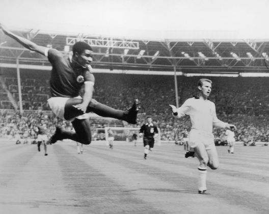 Londra, Inghilterra - 22 maggio 1963 - Il gol di Eusébio contro il Milan in finale di Coppa dei Campioni. (Foto di Central Press/Hulton Archive/Getty Images) Sporting Lisbona-Benfica, la formazione coi più grandi delle due squadre- immagine 5