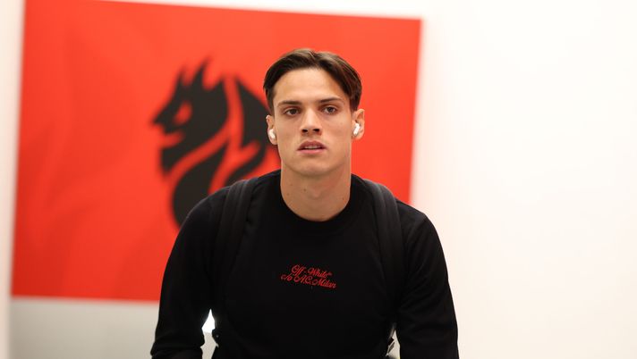 MILAN, ITALY - NOVEMBER 29: Samuele Ricci of AC Milan arrives before the Serie A match between AC Milan and SS Lazio at Giuseppe Meazza Stadium on November 29, 2025 in Milan, Italy. (Photo by Claudio Villa/AC Milan via Getty Images) Ricci nel pre di Lazio-Milan: “Coppa Italia un obiettivo. Dobbiamo pensare a vincere” - immagine 1