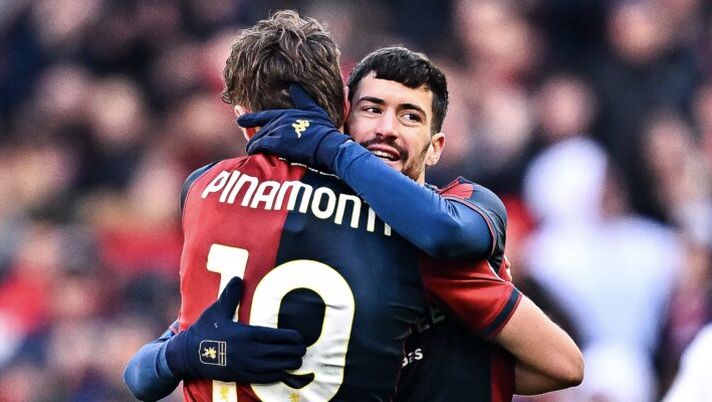 GENOA, ITALY - JANUARY 12: Andrea Pinamonti (left) and Aaron Martin of Genoa celebrate after the Serie A match between Genoa and Parma at Stadio Luigi Ferraris on January 12, 2025 in Genoa, Italy. (Photo by Simone Arveda/Getty Images) Genoa, chi gioca e chi no contro l’Udinese: dubbio Miretti, da Martin a Malinovskyi - immagine 1