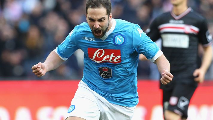 NAPLES, ITALY - FEBRUARY 07: Gonzalo Higuain of Napoli celebrates the opening goal during the Serie A match between SSC Napoli and Carpi FC at Stadio San Paolo on February 7, 2016 in Naples, Italy. (Photo by Maurizio Lagana/Getty Images) higuain carpi napoli