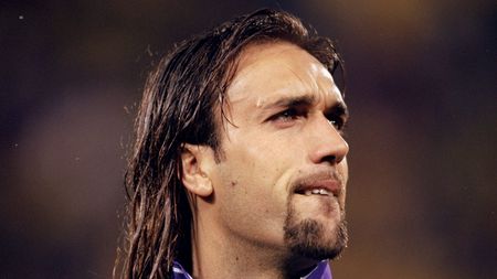 1 Mar 2000: Gabriel Batistuta of Fiorentina during the UEFA Champions League group B match against Valencia at the Artemio Franchi Stadium in Florence, Italy. Fiorentina won 1-0. Mandatory Credit: Michael Steele /Allsport Batistuta Roma Fiorentina