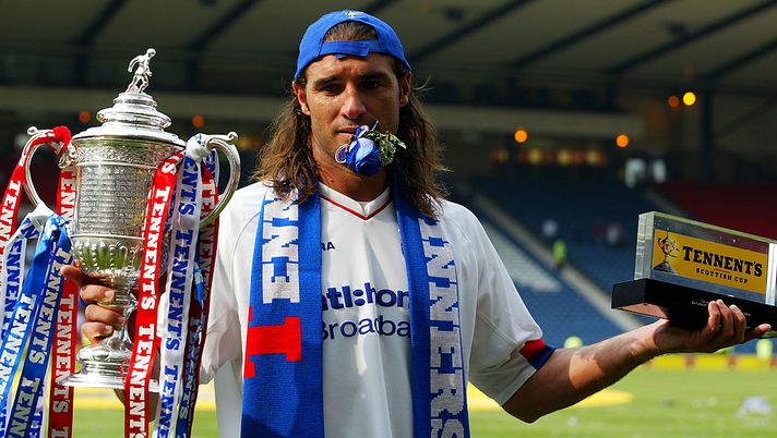 GLASGOW - MAY 31: Winning goalscorer Lorenzo Amoruso of Rangers celebrates victory after the Tennant's Scottish Cup Final match between Dundee and Glasgow Rangers held on May 31, 2003 at Hampden Park, in Glasgow, Scotland. Glasgow Rangers won the match and cup 1-0. (Photo by Ben Radford/Getty Images) ESCLUSIVA Rangers-Celtic, Amoruso: “Old Firm, leadership e un capitano inaspettato” - immagine 1