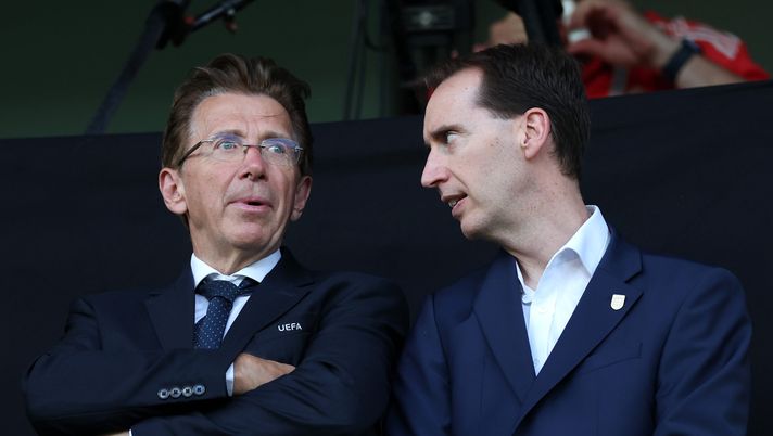 ST GALLEN, SWITZERLAND - JULY 13: Martin Kallen, CEO at UEFA Events SA, and Mark Bullingham, Chief Executive Officer of the FA, interact during the UEFA Women's EURO 2025 Group D match between England and Wales at Arena St. Gallen on July 13, 2025 in St Gallen, Switzerland. (Photo by Eddie Keogh/Getty Images) FA, Bullingham duro: “I social non fanno abbastanza contro gli abusi e il razzismo” - immagine 1