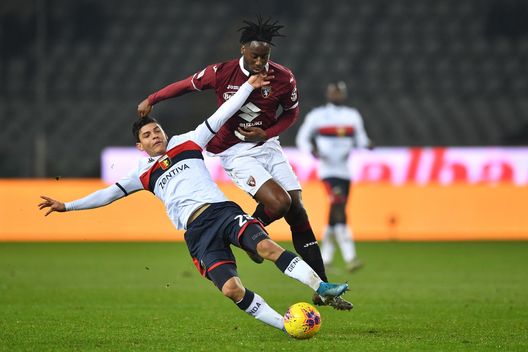TURIN, ITALY - JANUARY 09: Nicolas Nkoulou (R) of Torino FC tackles Kevin Agudello of Genoa CFC during the Coppa Italia match between Torino FC and Genoa CFC at Stadio Olimpico Grande Torino on January 9, 2020 in Turin, Italy. (Photo by Valerio Pennicino/Getty Images) Coppa Italia, le pagelle di Torino-Genoa 6-4 d.c.r.: Meité sprovveduto, Sirigu c’è- immagine 2