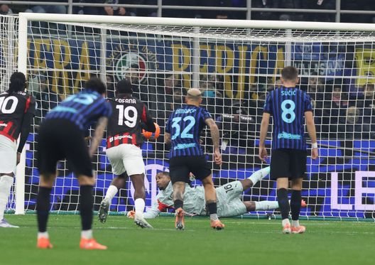 MILANO, ITALIA - 23 NOVEMBRE: Mike Maignan dell'AC Milan para un rigore durante la partita di Serie A tra FC Internazionale e AC Milan allo stadio Giuseppe Meazza il 23 novembre 2025 a Milano, Italia. (Foto di Claudio Villa/AC Milan tramite Getty Images) “Il calcio è molto semplice”. Il Milan si prende la città, all’Inter rimangono i rimorsi- immagine 2