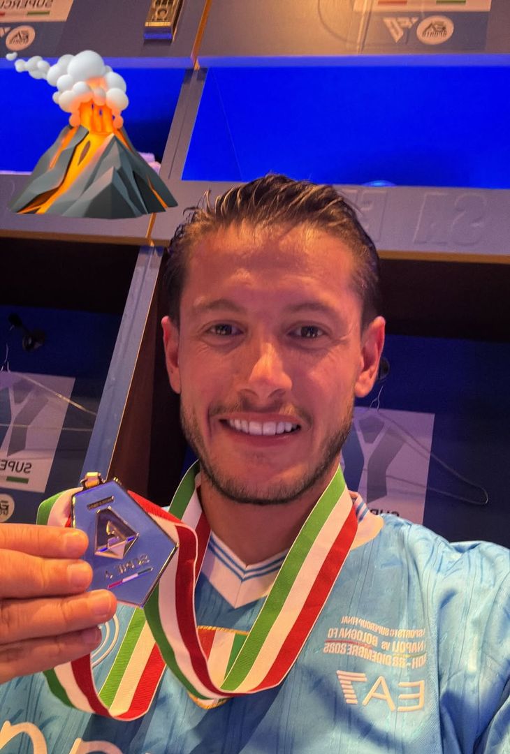 Coppa, sorrisi e sigari: gli azzurri festeggiano la Supercoppa! –  LE FOTO - immagine 7