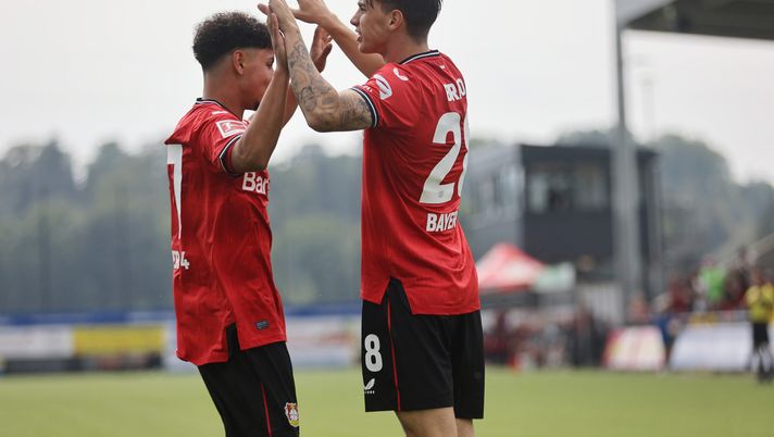 VELBERT, GERMANY - JULY 09: Iker Bravo of Leverkusen (R) celebrates the first goal with Ayman Aourir of Leverkusen during the pre-season friendly match between Bayer 04 Leverkusen and MSV Duisburg at IMS Arena on July 09, 2022 in Velbert, Germany. (Photo by Christof Koepsel/Getty Images) News Udinese | Bravo: “Sono concentrato sulla stagione coi bianconeri” - immagine 1
