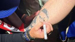 Vardy, un tifoso si fa autografare un tatuaggio a lui dedicato | VIDEO