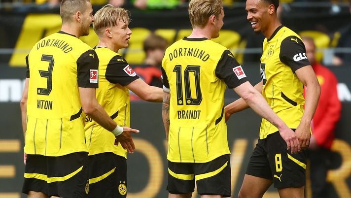 DORTMUND, GERMANY - MAY 17: Felix Nmecha of Borussia Dortmund celebrates scoring his team's third goal with teammates Waldemar Anton, Daniel Svensson and Julian Brandt during the Bundesliga match between Borussia Dortmund and Holstein Kiel at Signal Iduna Park on May 17, 2025 in Dortmund, Germany. (Photo by Leon Kuegeler/Getty Images) Borussia Dortmund-Monterrey, dove vedere la partita in diretta tv e streaming LIVE - immagine 1