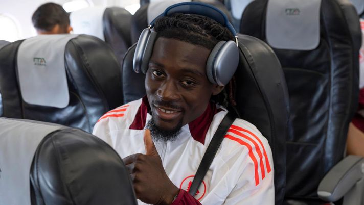GENOA, ITALY - SEPTEMBER 14: AS Roma player Manu Konè during flight to Genova on September 14, 2024 in Genoa, Italy. (Photo by Luciano Rossi/AS Roma via Getty Images) Cauet avverte il Napoli: “Che giocatore Konè, impressionante contro l’Italia” - immagine 1