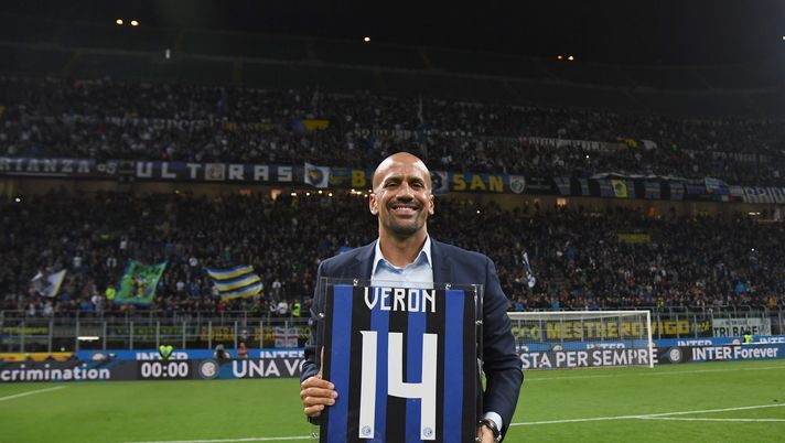 MILAN, ITALY - MARCH 31: Former Inter Milan and Lazio Argentine midfielder Juan Sebastian Veron, holding a jersey he received during a career achievement ceremony, acknowledges the public the Serie A match between FC Internazionale and SS Lazio at Stadio Giuseppe Meazza on March 31, 2019 in Milan, Italy. (Photo by Claudio Villa - Inter/FC Internazionale via Getty Images) Veron: “La Lazio gioca bene a calcio, ma vedo favorite il Napoli ed altre 4 big” - immagine 1