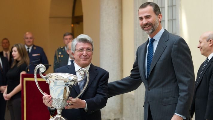 MADRID, SPAIN - DECEMBER 02: Atletico Madrid's FC President Enrique Cerezo (L) receives from Prince Felipe of Spain (R) the Comunidad Iberoamericana Award during the Spanish National Sports Awards 2013 at the El Pardo Palace on December 2, 2013 in Madrid, Spain. (Photo by Carlos Alvarez/Getty Images) Champions League, il Presidente dell’Atletico Madrid non ci sta: “Stupido parlare delle condizioni del campo” - immagine 1