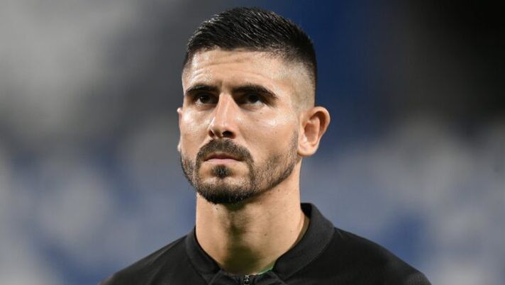 REGGIO NELL'EMILIA, ITALY - AUGUST 20: Martin Erlic of US Sassuolo looks on during the Serie A match between US Sassuolo and US Lecce at Mapei Stadium - Citta' del Tricolore on August 20, 2022 in Reggio nell'Emilia, . (Photo by Alessandro Sabattini/Getty Images) Sky – Erlic pronto a lasciare il Bologna, ma può restare al fantacalcio: contatti in corso - immagine 1