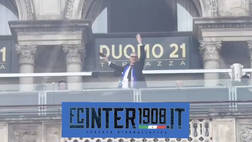 VIDEO FCIN1908 / Inter, Antonello scatenato: i cori coi tifosi in piazza Duomo
